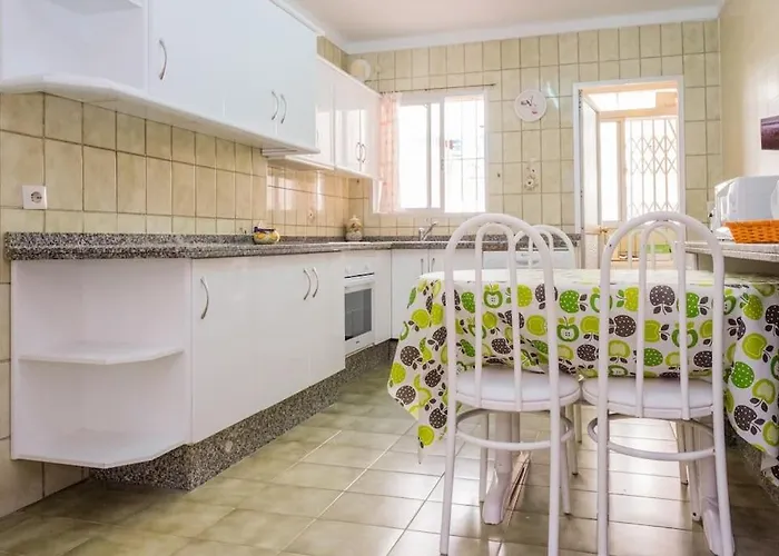 Spacious Flat 100m From Beach-nerja-spain شقة نيرخا