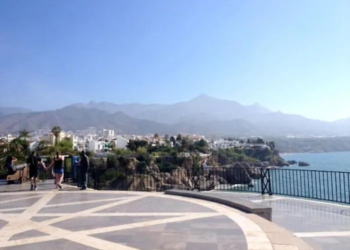 Spacious Flat 100m From Beach-nerja-spain نيرخا